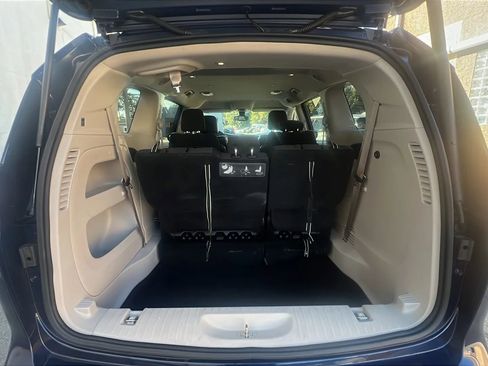 Used 2017 Chrysler Pacifica Touring image 10