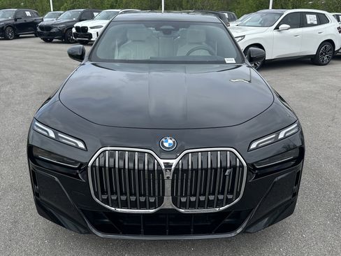 Certified 2025 BMW i7 xDrive60 w/ Premium Package AWD/4WD image 3