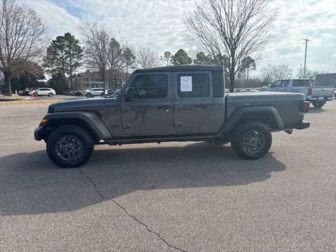 Used 2025 Jeep Gladiator Sport image 2