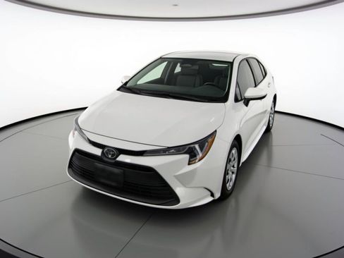 Used 2025 Toyota Corolla LE image 3