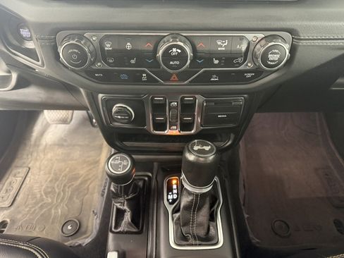Used 2024 Jeep Wrangler Unlimited Sahara w/ Technology Group AWD/4WD image 21