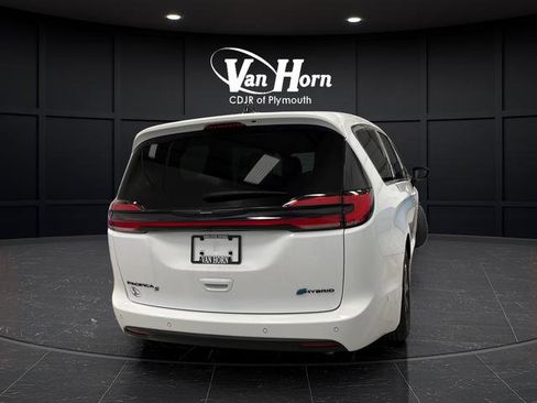 Used 2024 Chrysler Pacifica Limited FWD image 7