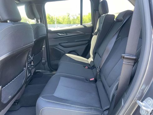 Certified 2025 Jeep Grand Cherokee Laredo w/ Trailer Tow Package AWD/4WD image 21