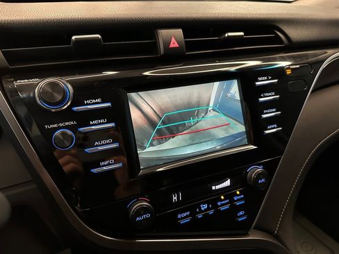 Used 2018 Toyota Camry SE image 12