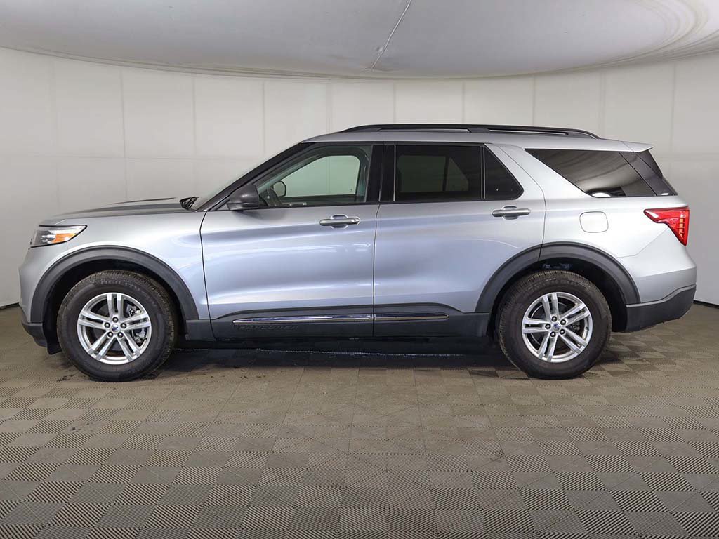 Used 2022 Ford Explorer XLT w/ Equipment Group 202A AWD/4WD image 12