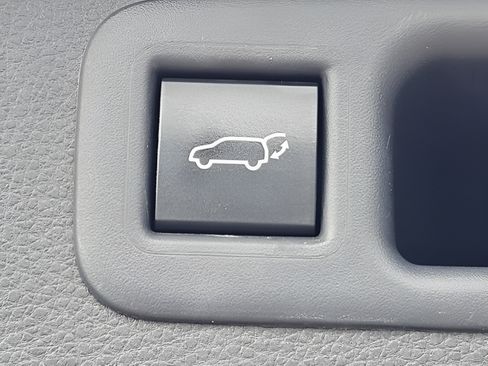 Used 2023 Toyota Highlander XLE AWD/4WD image 29
