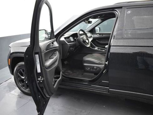 New 2025 Jeep Grand Cherokee Altitude image 12