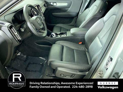 Used 2025 Volvo XC40 B5 Plus image 4