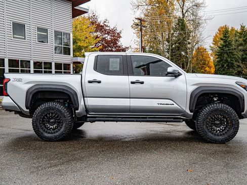 Used 2025 Toyota Tacoma TRD Off-Road image 4