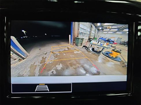 Used 2023 Chevrolet Traverse LT image 21