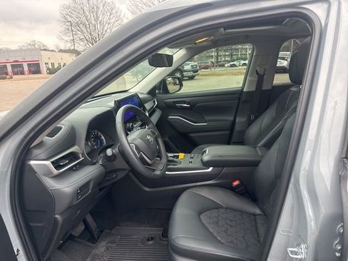 Used 2025 Toyota Highlander XLE image 21