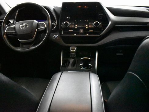 Used 2023 Toyota Highlander XLE image 18