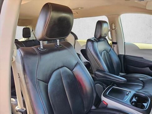 Used 2023 Chrysler Pacifica Touring-L FWD image 14