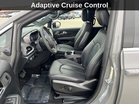 Used 2025 Chrysler Pacifica Select FWD image 12