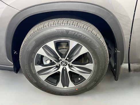 Used 2025 Toyota Highlander XLE image 13