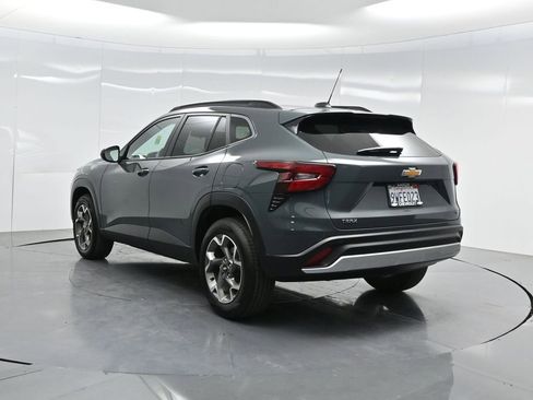 Used 2025 Chevrolet Trax LT w/ Driver Confidence Package FWD image 6