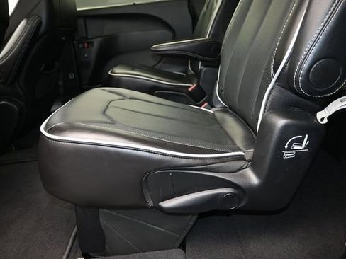 Used 2026 Chrysler Pacifica Limited FWD image 10