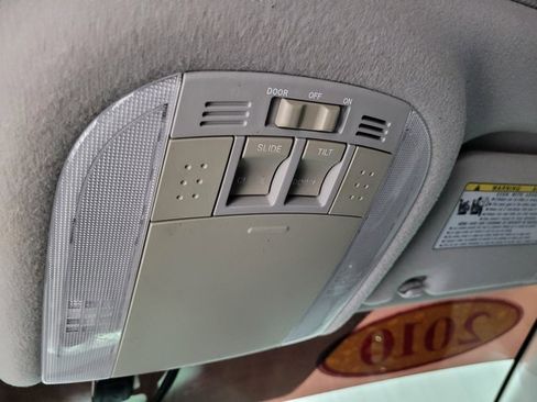 Used 2010 Pontiac Vibe Base image 33