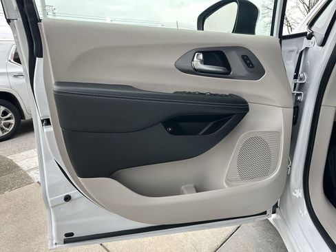 Used 2023 Chrysler Pacifica Touring-L FWD image 9