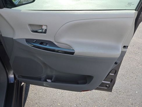 Used 2012 Toyota Sienna SE image 5