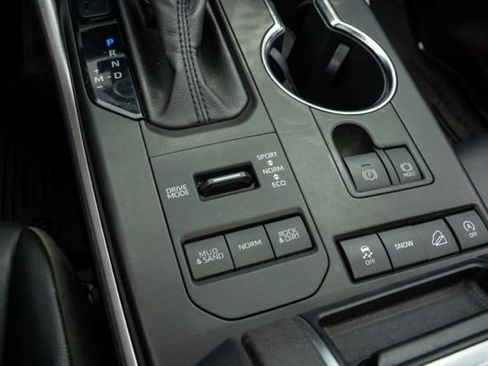 Used 2022 Toyota Highlander XLE AWD/4WD image 28