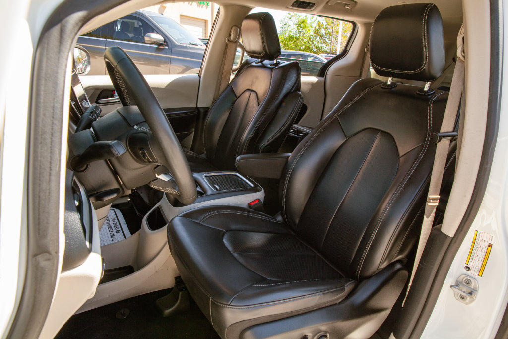 Used 2023 Chrysler Pacifica Touring-L FWD image 14