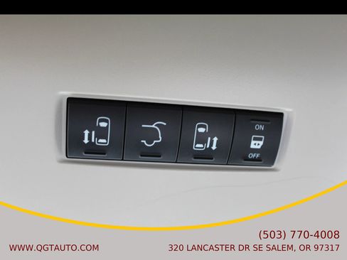 Used 2016 Chrysler Town & Country Touring image 30