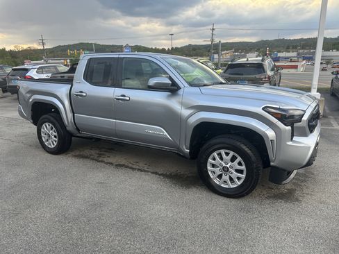 Used 2025 Toyota Tacoma SR5 AWD/4WD image 10