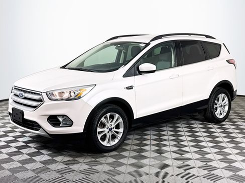 Used 2017 Ford Escape SE w/ Equipment Group 201A image 4