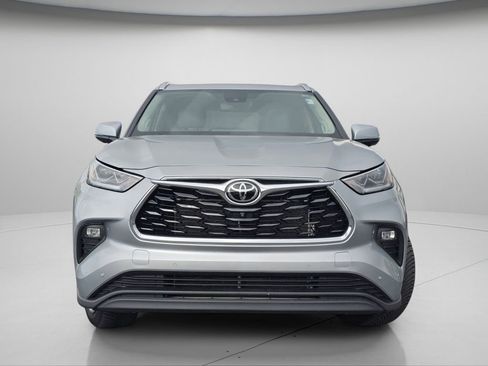Used 2023 Toyota Highlander Limited image 3