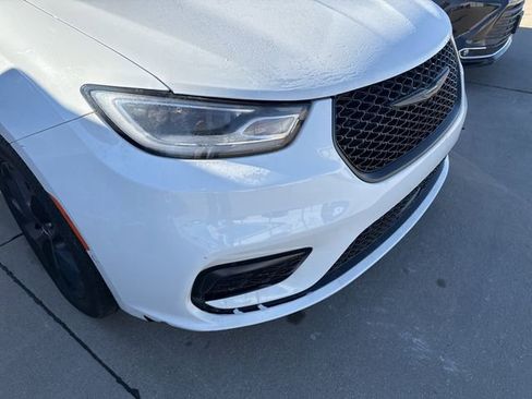 Used 2022 Chrysler Pacifica Limited w/ S Appearance Package image 17