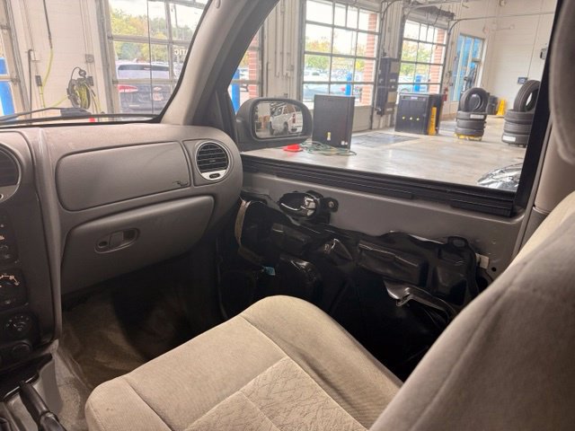 Used 2005 GMC Envoy SLE AWD/4WD image 16