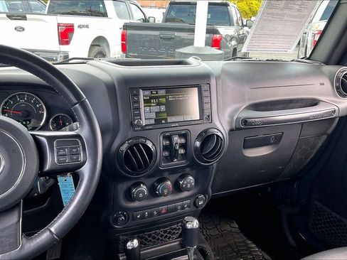 Used 2017 Jeep Wrangler Unlimited Sahara AWD/4WD image 5