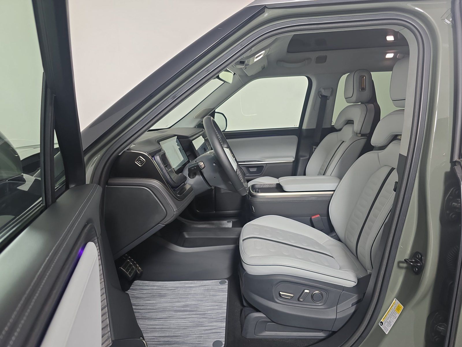 Used 2023 Rivian R1S Launch Edition Quad AWD/4WD image 20