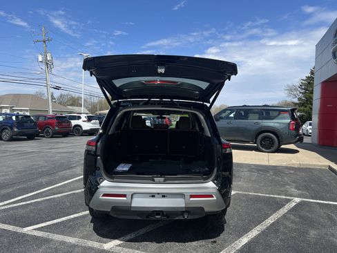 Used 2025 Nissan Pathfinder Platinum w/ Cargo Package AWD/4WD image 9
