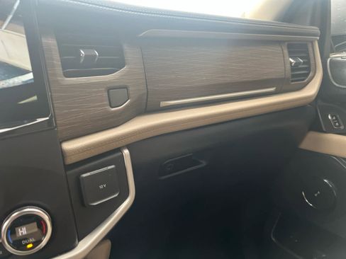 Used 2023 Ford Expedition Limited image 32