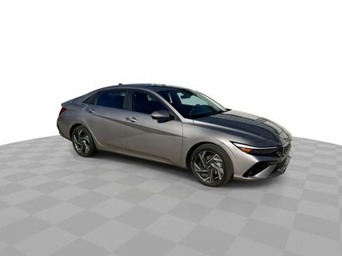 Used 2025 Hyundai Elantra SEL FWD image 3