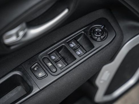 Used 2019 Jeep Renegade Latitude w/ Cold Weather Group image 38