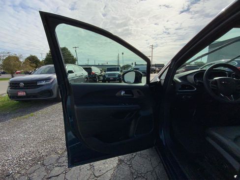 Used 2025 Chrysler Pacifica Select FWD image 20