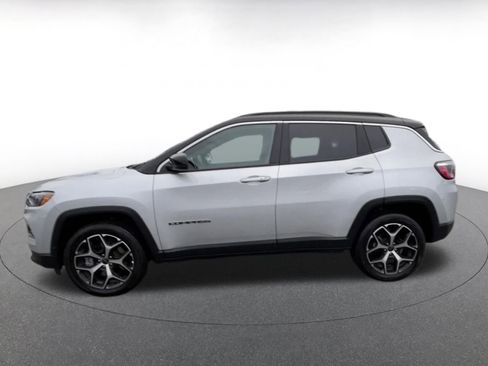 Used 2025 Jeep Compass Limited image 9