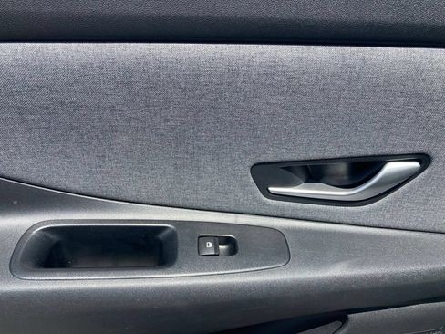 Used 2025 Hyundai Elantra Limited FWD image 12