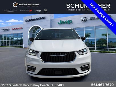 Used 2025 Chrysler Pacifica Select