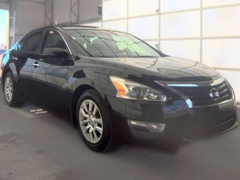 Used 2014 Nissan Altima 2.5 S w/ Display Audio Package FWD image 4