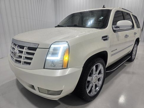 Used 2010 Cadillac Escalade Luxury image 2