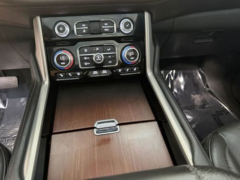 Used 2021 GMC Yukon XL Denali w/ Denali Premium Package image 24