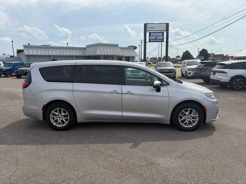 Used 2023 Chrysler Pacifica Touring-L FWD image 7