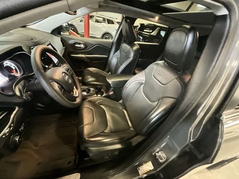 Used 2021 Jeep Cherokee Limited w/ Elite Package image 8