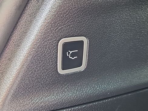 Used 2023 Chrysler Pacifica Limited w/ S Appearance Package FWD image 16