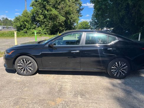 Used 2025 Nissan Altima 2.5 SV FWD image 9