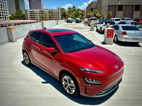 Used 2022 Hyundai Kona Limited FWD image 2